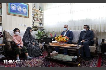 حضور شهردار تهران در منزل شهیدان خالقی پور 3