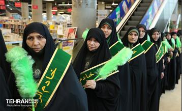 اهتزاز پرچم سبز رضوی بر فراز برج پرچم ایران 32