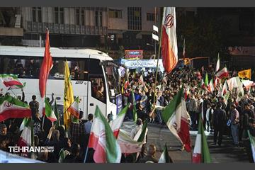 آیین بدرقه زائر اولی‌ها به‌ سوی عتبات عالیات در میدان انقلاب 11