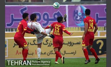 دیدار تیم های فوتبال نفت تهران و تراکتورسازی تبریز