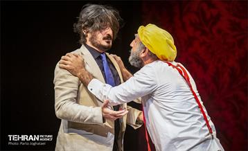 نمایش «بیماری خانواده میم» 11