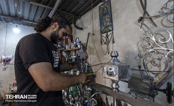 زیر شاه تیغ (تیغه اصلی) نماد 6گوشه می‎گذارند که یادآور ضریح 6گوشه امام حسین (ع) است