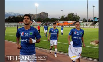 دیدار تیم های فوتبال سایپا و صنعت نفت آبادان