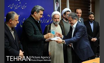 تجلیل شهردار تهران از دست اندرکاران غرفه شهرداری تهران در نمایشگاه قرآن  48