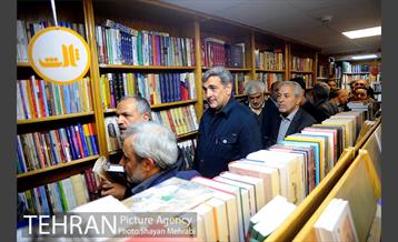 کتابگردی پیروز حناچی سرپرست شهرداری تهران در روز کتاب 50