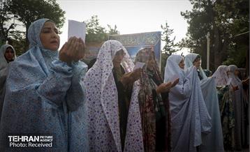 اقامه نماز عید فطر در امامزادگان پنج تن لویزان  17