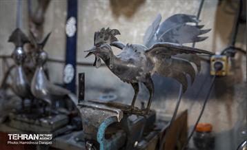 . طاووس را به خاطر توصیف پیامبر اکرم(ص) از امام عصر(عج) – المهدی طاووس اهل الجنه – بر علم می‏بندند.