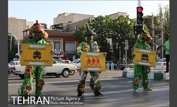 نمایش آدم فضایی ها فرشته های آموزش ترافیک  3
