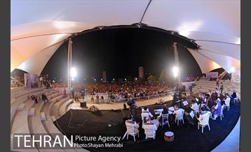 اجرای خیابانی محمد معتمدی و ارکستر سازهای ملی ایران در بوستان آب و آتش 35