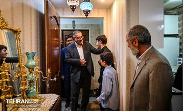 دیدار شهردار تهران با خانواده شهید دارابی 15