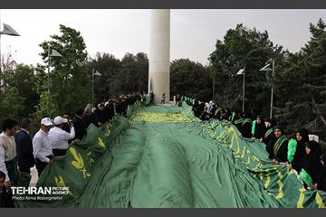 اهتزاز پرچم سبز رضوی بر فراز برج پرچم ایران 37