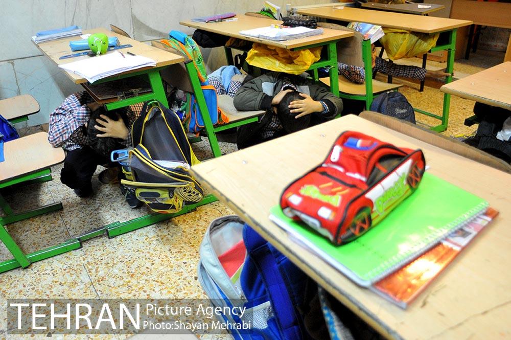 مانور سراسری زلزله در دبستان دکتر حسن تهرانی مقدم 26