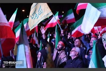 عزاداری مردم در پی شهادت رهبر انقلاب اسلامی در میدان انقلاب 16