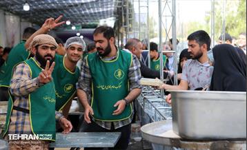 خدمت‌رسانی مواکب منطقه10 به نمازگزاران عید سعید فطر 3