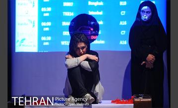 نمایش "او فقط خسته بود" 8