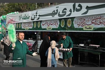 خدمت رسانی مواکب منطقه۱۶ به نمازگزاران عید سعید فطر 26