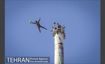 پرش با چتر از برج پرچم 21