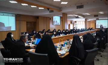نشست شهردار با بانوان مدیر در شهرداری تهران 17