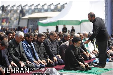 حضور شهردار برای اقامه نماز ظهر عاشورا در میدان امام حسین (ع) 11