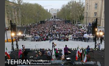 کنسرت گروه رستاک در میدان مشق 32