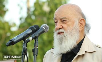 اهتزاز پرچم عزای حسینی بر فراز برج پرچم ایران 3