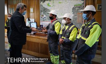 تقدیر شهردار تهران از پاکبانان نمونه شهر 15