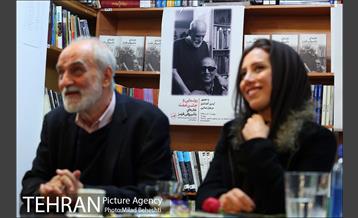 رونمایی و جشن امضای کتاب خانه ای با شیروانی قرمز در نشر ثالث‎ 12