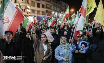 تجمع شب سی‌وچهارم در میدان انقلاب 7