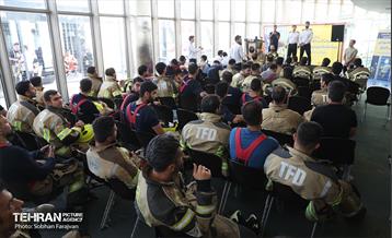 مسابقه پله‌نوردی آتش‌نشانان در برج میلاد 10