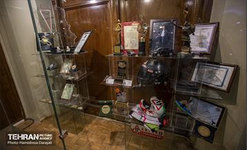 ویترین به یادگار مانده از وسایل بدلکاری مرحوم ارشا اقدسی در موزه سینما