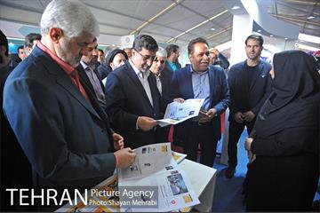 بازدید حسینی مکارم سرپرست شهرداری تهران ار نمایشگاه کتاب 38