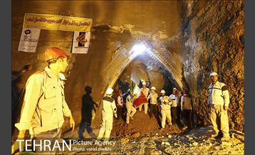 مراسم اتصال جبهه های حفاری شمالی و جنوبی تونل زیر گذر استادمعین 16