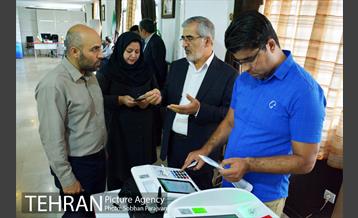 آموزش نحوه عملکرد دستگاه رای گیری الکترونیکی برای اعضای ستاد انتخابات شورایاری ها 9