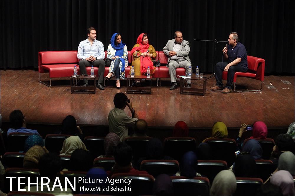 نقد فیلم زیر سقف دودی در فرهنگسرای ارسباران‎ 1