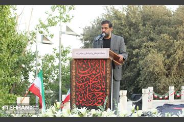 اهتزاز پرچم عزای حسینی بر فراز برج پرچم ایران 25