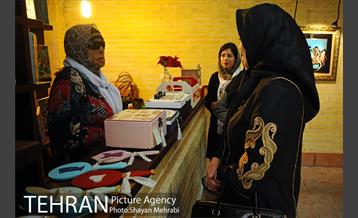 بازدید فاطمه دانشور عضو شورای شهر از نمایشگاه هنری  "فردا در آیینه" 4