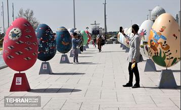 تخم مرغ های رنگی در میدان آزادی 7