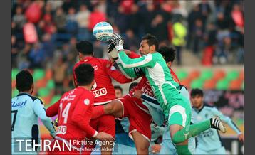 دیدار تیم های فوتبال پیکان و تراکتورسازی