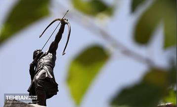 رونمایی از مجسمه آرش کمانگیر در میدان ونک 14