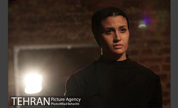 نمایش کلفت ها‎ 1