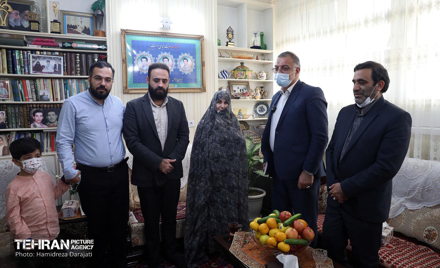 حضور شهردار تهران در منزل شهیدان خالقی پور 32