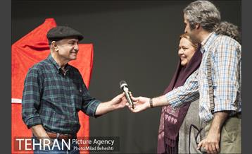 رونمایی از کتاب نمایشنامه زنانی که به بزها خیره شده اند 13