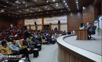 نشست جمعی از دانشجویان با شهردار تهران 21