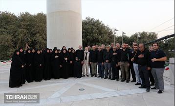 اهتزاز پرچم عزای حسینی بر فراز برج پرچم ایران 7