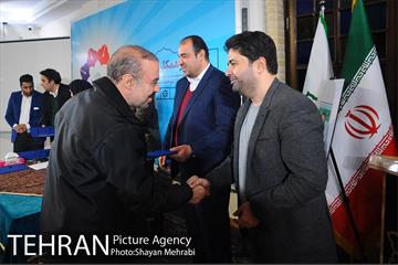 تقدیر از همکاران نویسنده و رونمایى از دوهفته نامه همگامان 31