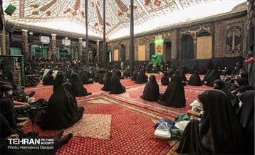 لوی منبر و تمام صحن تکیه سادات اخوی زنان حضور داشتند و مردان در ایوان‌های دو طرف تکیه مستقر شده بودند بنابراین جمعیت زنان حاضر چند برابر مردان حاضر در تکیه بود.