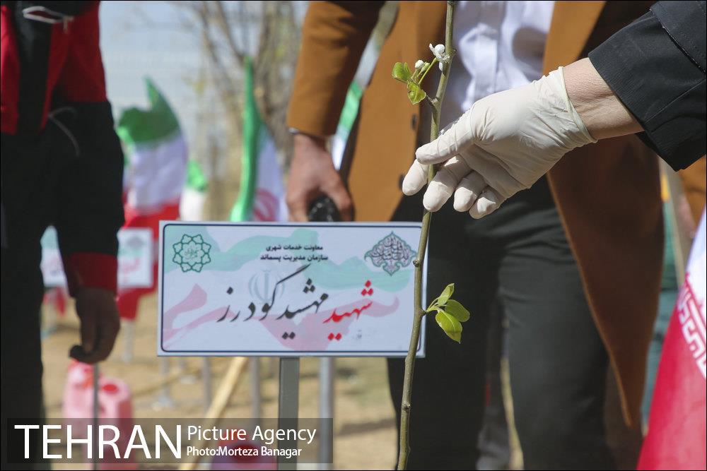 آیین بهره برداری از باغ راه شهدای مدافع سلامت 11