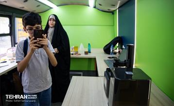 دانش‌آموزان در اتوبوس‌های «فب‌لب»