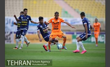 دیدار تیم های فوتبال استقلال خوزستان و سایپا تهران