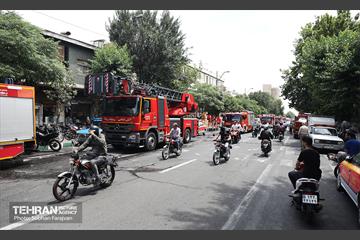 آتش‌سوزی انبار چسب در بازار تهران 1